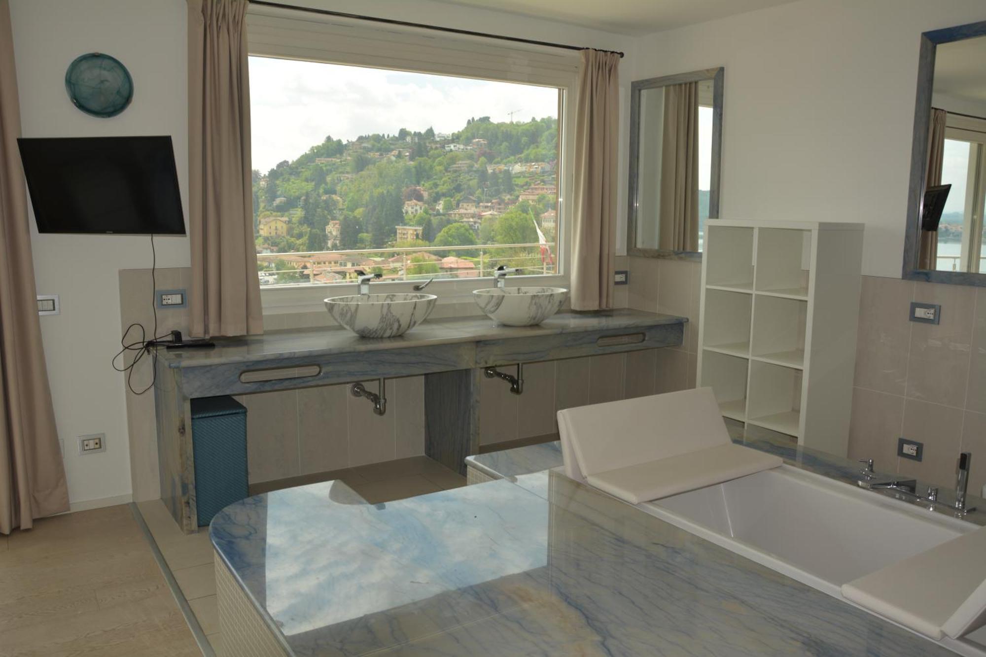 Il Girasole Apartment Meina Bilik gambar