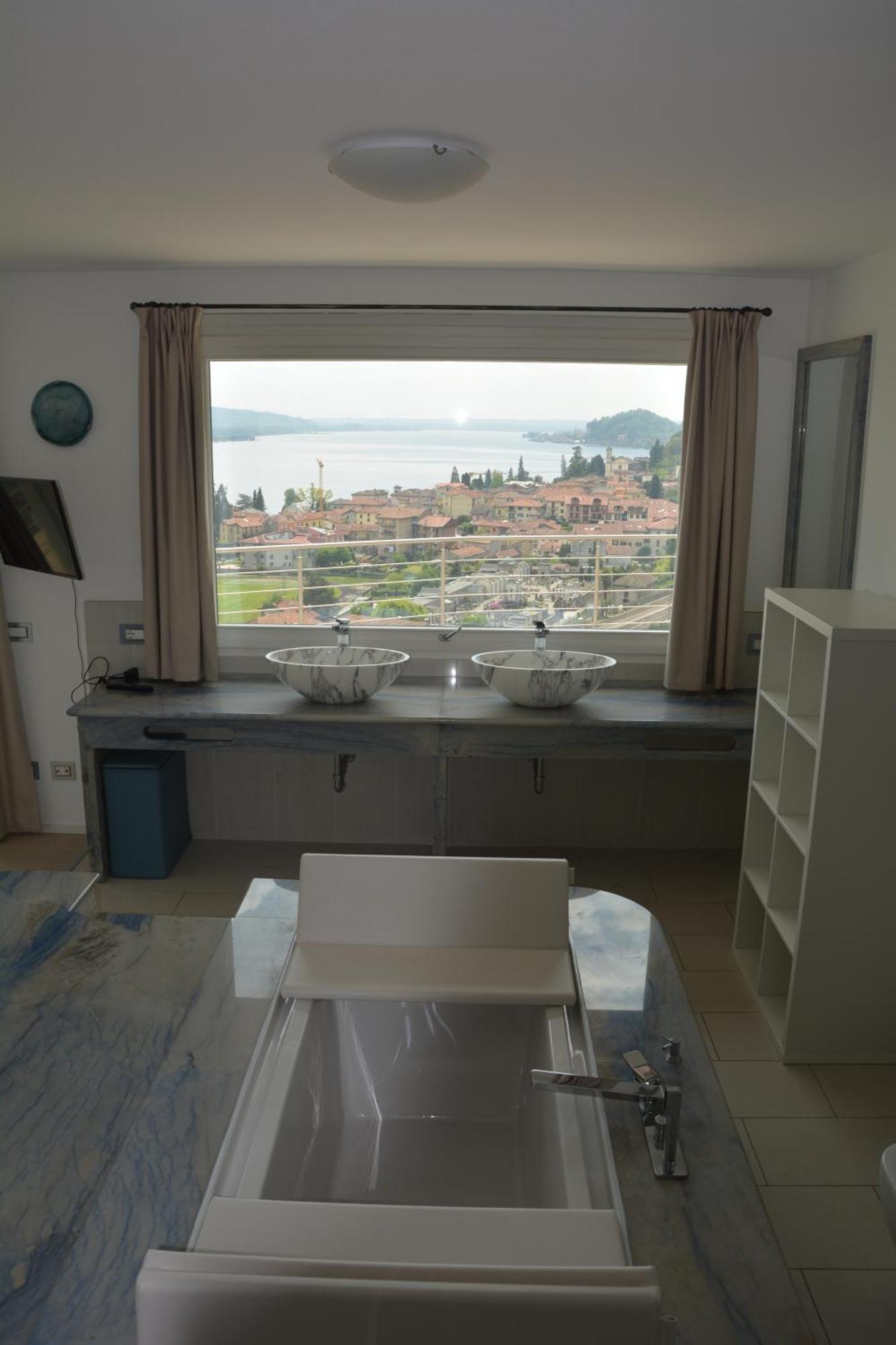 Il Girasole Apartment Meina Bilik gambar